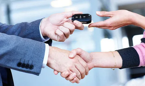 Schlüsselübergabe beim Autoverkauf